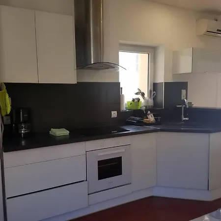 Climatise Avec Mezzanine Au Calme Avec Terrasse Et Parking Idealement Situe Pour Faire A Pied !