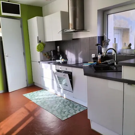 Calme Et Climatisé, à Pied, Terrasse, Parking Privé *
