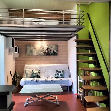 Climatise Avec Mezzanine Au Calme Avec Terrasse Et Parking Idealement Situe Pour Faire A Pied ! 아파트 방돌