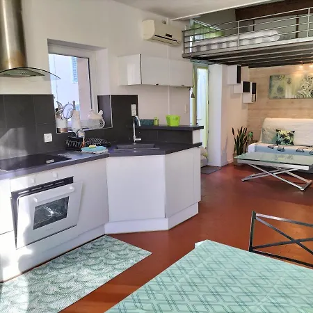 Climatise Avec Mezzanine Au Calme Avec Terrasse Et Parking Idealement Situe Pour Faire A Pied ! 아파트 방돌