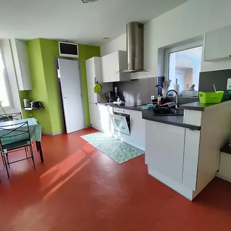 Climatise Avec Mezzanine Au Calme Avec Terrasse Et Parking Idealement Situe Pour Faire A Pied ! 아파트